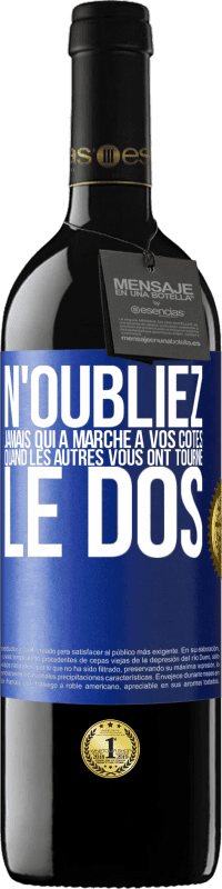 39,95 € | Vin rouge Édition RED MBE Réserve N'oubliez jamais qui a marché à vos côtés quand les autres vous ont tourné le dos Étiquette Bleue. Étiquette personnalisable Réserve 12 Mois Récolte 2015 Tempranillo