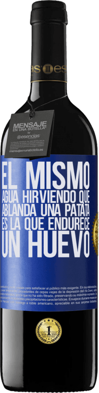 39,95 € | Vino Tinto Edición RED MBE Reserva El mismo agua hirviendo que ablanda una patata, es la que endurece un huevo Etiqueta Azul. Etiqueta personalizable Reserva 12 Meses Cosecha 2015 Tempranillo