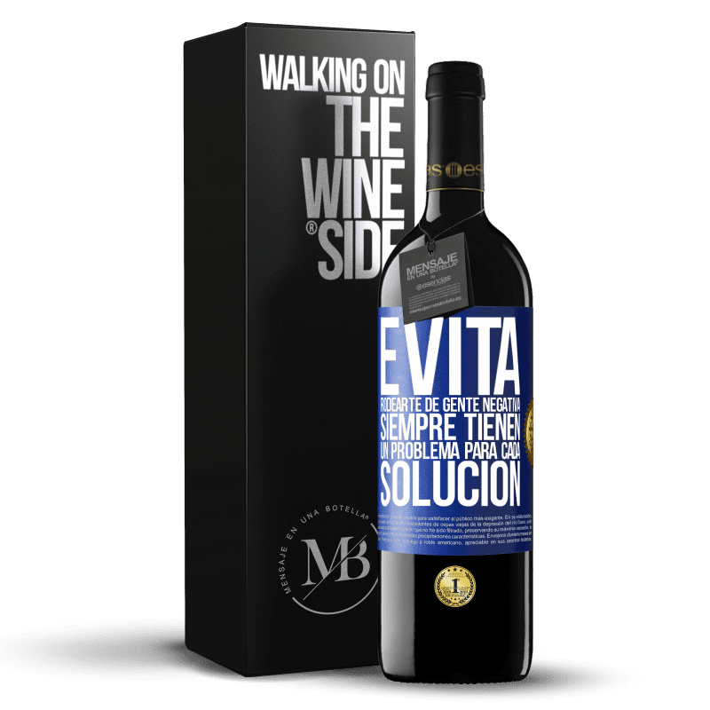 39,95 € Envío gratis | Vino Tinto Edición RED MBE Reserva Evita rodearte de gente negativa. Siempre tienen un problema para cada solución Etiqueta Azul. Etiqueta personalizable Reserva 12 Meses Cosecha 2015 Tempranillo