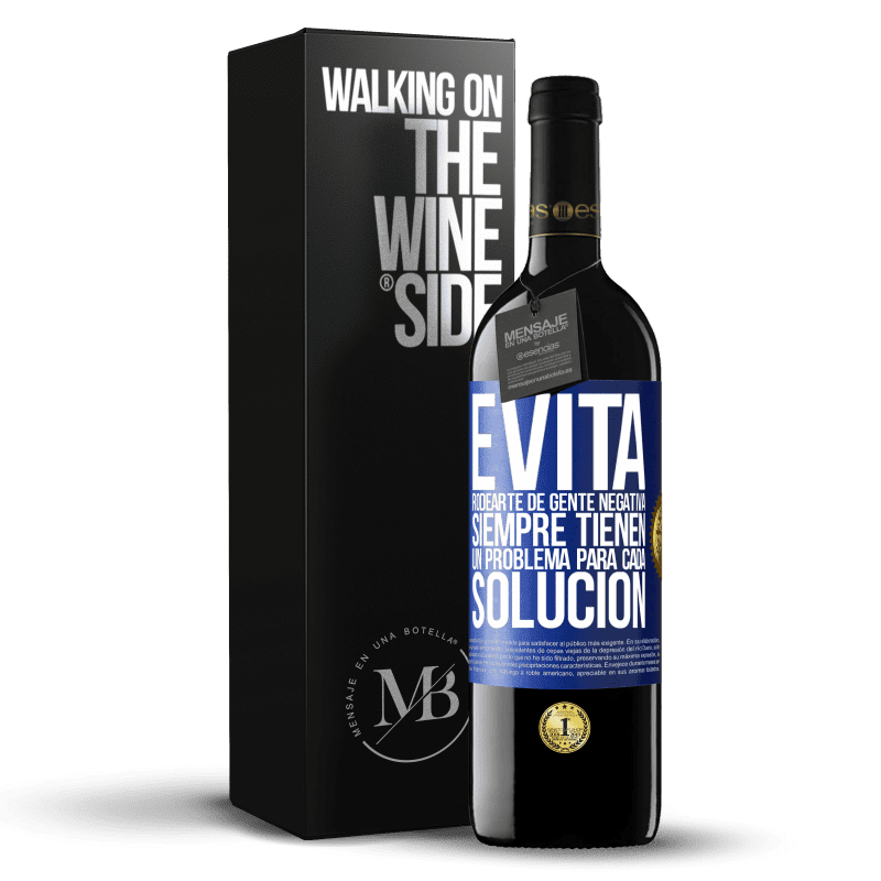39,95 € Envío gratis | Vino Tinto Edición RED MBE Reserva Evita rodearte de gente negativa. Siempre tienen un problema para cada solución Etiqueta Azul. Etiqueta personalizable Reserva 12 Meses Cosecha 2016 Tempranillo