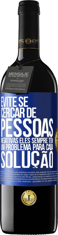 39,95 € | Vinho tinto Edição RED MBE Reserva Evite se cercar de pessoas negativas. Eles sempre têm um problema para cada solução Etiqueta Azul. Etiqueta personalizável Reserva 12 Meses Colheita 2015 Tempranillo