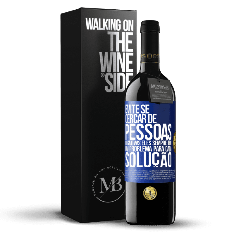 39,95 € Envio grátis | Vinho tinto Edição RED MBE Reserva Evite se cercar de pessoas negativas. Eles sempre têm um problema para cada solução Etiqueta Azul. Etiqueta personalizável Reserva 12 Meses Colheita 2016 Tempranillo