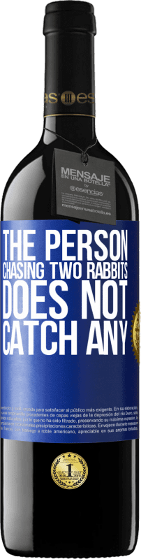 39,95 € 送料無料 | 赤ワイン REDエディション MBE 予約する 2匹のウサギを追いかける人は何も捕まえません 青いタグ. カスタマイズ可能なラベル 予約する 12 月 収穫 2014 Tempranillo