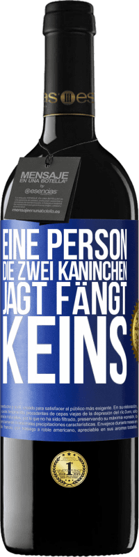 39,95 € Kostenloser Versand | Rotwein RED Ausgabe MBE Reserve Eine Person, die zwei Kaninchen jagt, fängt keins Blaue Markierung. Anpassbares Etikett Reserve 12 Monate Ernte 2015 Tempranillo