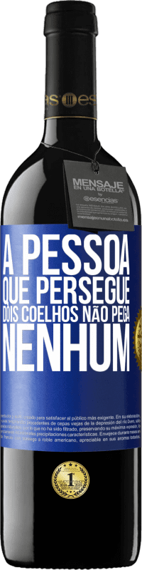 39,95 € | Vinho tinto Edição RED MBE Reserva A pessoa que persegue dois coelhos não pega nenhum Etiqueta Azul. Etiqueta personalizável Reserva 12 Meses Colheita 2015 Tempranillo