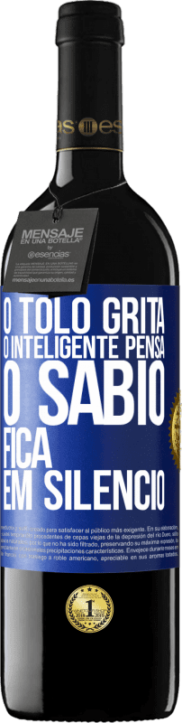 39,95 € | Vinho tinto Edição RED MBE Reserva O tolo grita, o inteligente pensa, o sábio fica em silêncio Etiqueta Azul. Etiqueta personalizável Reserva 12 Meses Colheita 2015 Tempranillo