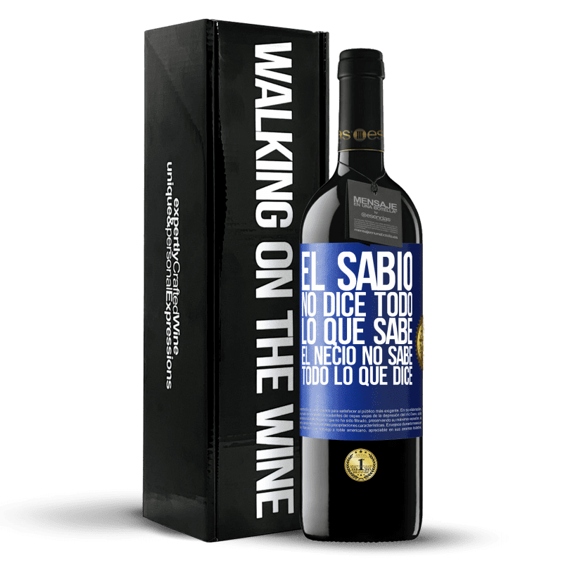 39,95 € Envío gratis | Vino Tinto Edición RED MBE Reserva El sabio no dice todo lo que sabe, el necio no sabe todo lo que dice Etiqueta Azul. Etiqueta personalizable Reserva 12 Meses Cosecha 2015 Tempranillo