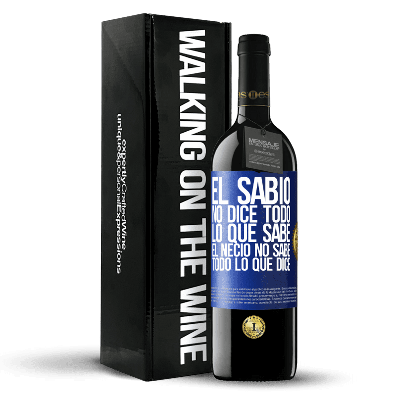 39,95 € Envío gratis | Vino Tinto Edición RED MBE Reserva El sabio no dice todo lo que sabe, el necio no sabe todo lo que dice Etiqueta Azul. Etiqueta personalizable Reserva 12 Meses Cosecha 2016 Tempranillo