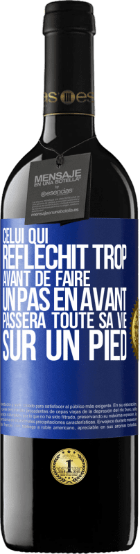 39,95 € | Vin rouge Édition RED MBE Réserve Celui qui réfléchit trop avant de faire un pas en avant passera toute sa vie sur un pied Étiquette Bleue. Étiquette personnalisable Réserve 12 Mois Récolte 2014 Tempranillo