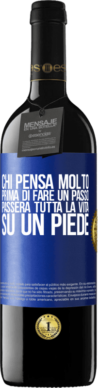 39,95 € | Vino rosso Edizione RED MBE Riserva Chi pensa molto prima di fare un passo, passerà tutta la vita su un piede Etichetta Blu. Etichetta personalizzabile Riserva 12 Mesi Raccogliere 2014 Tempranillo