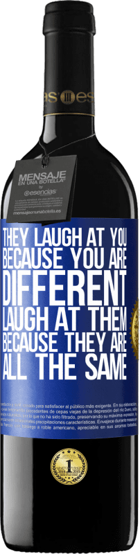 39,95 € 免费送货 | 红酒 RED版 MBE 预订 他们嘲笑你，因为你与众不同。嘲笑他们，因为他们都是一样的 蓝色标签. 可自定义的标签 预订 12 个月 收成 2016 Tempranillo