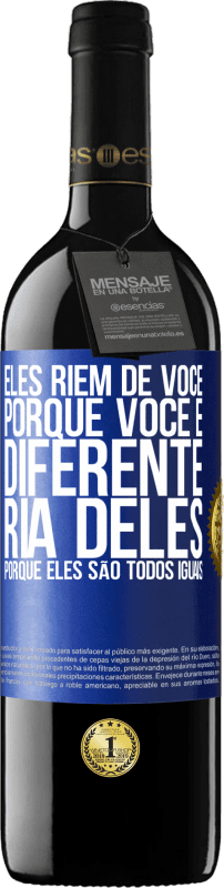 39,95 € | Vinho tinto Edição RED MBE Reserva Eles riem de você porque você é diferente. Ria deles, porque eles são todos iguais Etiqueta Azul. Etiqueta personalizável Reserva 12 Meses Colheita 2016 Tempranillo