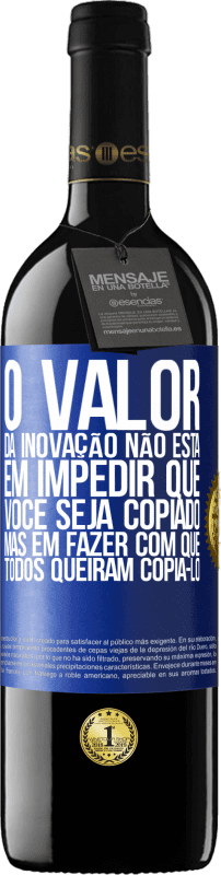 39,95 € | Vinho tinto Edição RED MBE Reserva O valor da inovação não está em impedir que você seja copiado, mas em fazer com que todos queiram copiá-lo Etiqueta Azul. Etiqueta personalizável Reserva 12 Meses Colheita 2015 Tempranillo