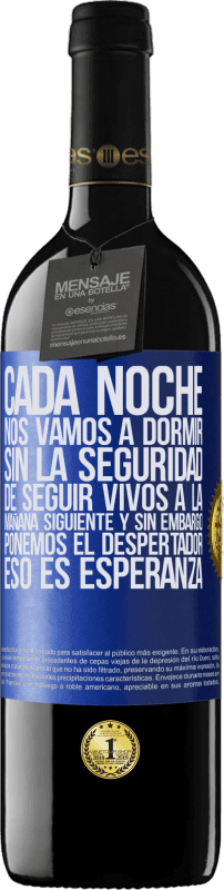 39,95 € | Vino Tinto Edición RED MBE Reserva Cada noche nos vamos a dormir sin la seguridad de seguir vivos a la mañana siguiente y, sin embargo, ponemos el despertador Etiqueta Azul. Etiqueta personalizable Reserva 12 Meses Cosecha 2016 Tempranillo