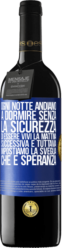 39,95 € | Vino rosso Edizione RED MBE Riserva Ogni notte andiamo a dormire senza la sicurezza di essere vivi la mattina successiva e tuttavia impostiamo la sveglia. CHE È Etichetta Blu. Etichetta personalizzabile Riserva 12 Mesi Raccogliere 2016 Tempranillo