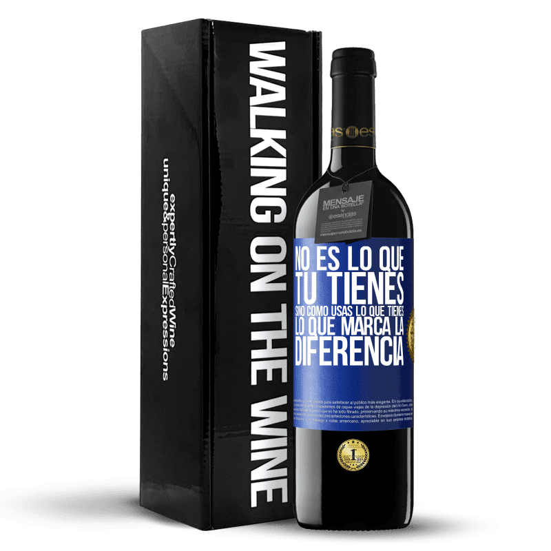 39,95 € Envío gratis | Vino Tinto Edición RED MBE Reserva No es lo que tú tienes, sino cómo usas lo que tienes, lo que marca la diferencia Etiqueta Azul. Etiqueta personalizable Reserva 12 Meses Cosecha 2015 Tempranillo