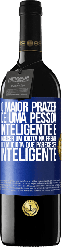 39,95 € Envio grátis | Vinho tinto Edição RED MBE Reserva O maior prazer de uma pessoa inteligente é parecer um idiota na frente de um idiota que parece ser inteligente Etiqueta Azul. Etiqueta personalizável Reserva 12 Meses Colheita 2016 Tempranillo