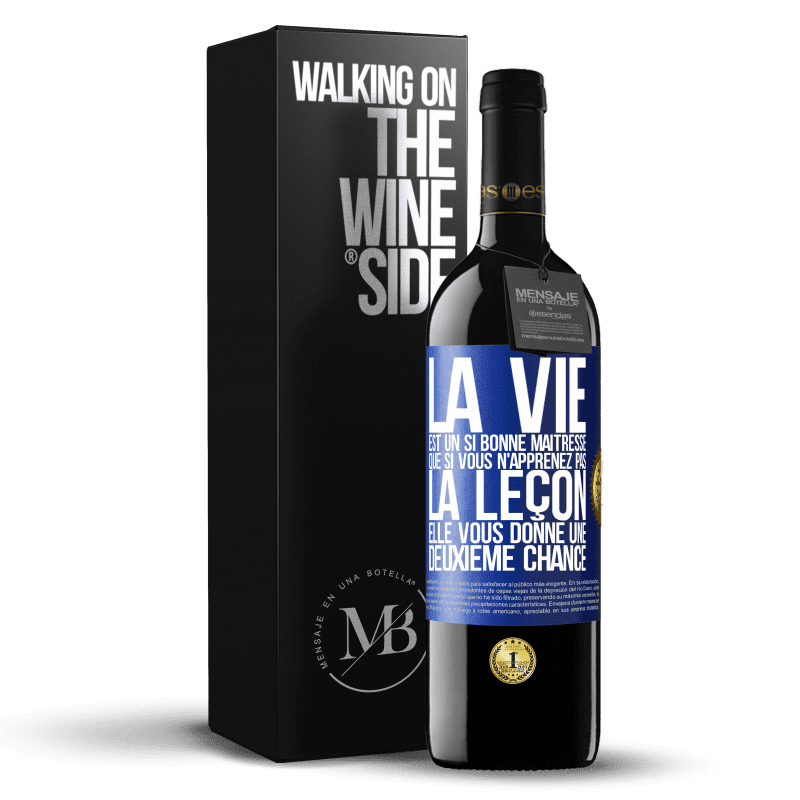 39,95 € Envoi gratuit | Vin rouge Édition RED MBE Réserve La vie est un si bonne maîtresse que si vous n'apprenez pas la leçon, elle vous donne une deuxième chance Étiquette Bleue. Étiquette personnalisable Réserve 12 Mois Récolte 2015 Tempranillo