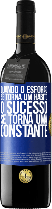 39,95 € | Vinho tinto Edição RED MBE Reserva Quando o esforço se torna um hábito, o sucesso se torna uma constante Etiqueta Azul. Etiqueta personalizável Reserva 12 Meses Colheita 2015 Tempranillo