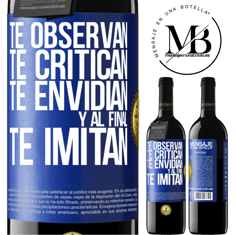 39,95 € Envío gratis | Vino Tinto Edición RED MBE Reserva Te observan, te critican, te envidian… y al final, te imitan Etiqueta Azul. Etiqueta personalizable Reserva 12 Meses Cosecha 2016 Tempranillo