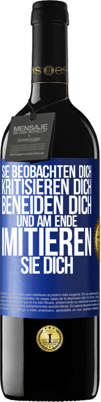 39,95 € Kostenloser Versand | Rotwein RED Ausgabe MBE Reserve Sie beobachten dich, kritisieren dich, beneiden dich... und am Ende imitieren sie dich Blaue Markierung. Anpassbares Etikett Reserve 12 Monate Ernte 2016 Tempranillo