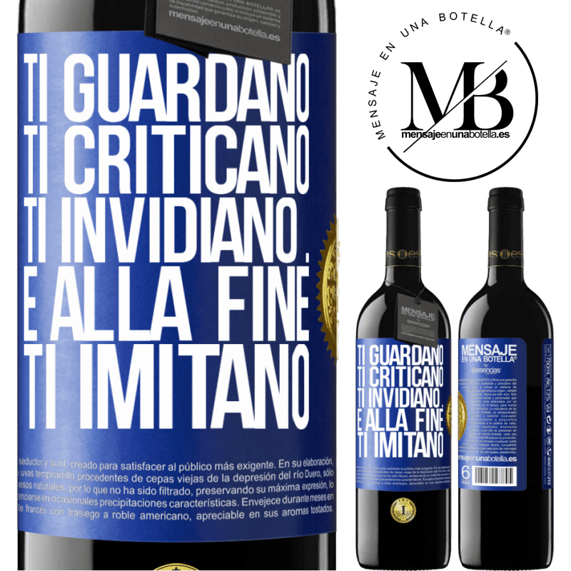 39,95 € Spedizione Gratuita | Vino rosso Edizione RED MBE Riserva Ti guardano, ti criticano, ti invidiano ... e alla fine ti imitano Etichetta Blu. Etichetta personalizzabile Riserva 12 Mesi Raccogliere 2015 Tempranillo