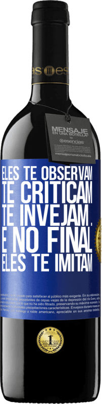 39,95 € Envio grátis | Vinho tinto Edição RED MBE Reserva Eles te observam, te criticam, te invejam ... e no final, eles te imitam Etiqueta Azul. Etiqueta personalizável Reserva 12 Meses Colheita 2016 Tempranillo