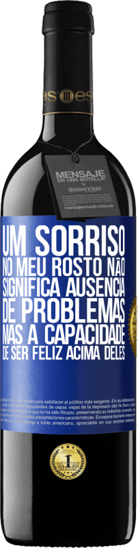 39,95 € | Vinho tinto Edição RED MBE Reserva Um sorriso no meu rosto não significa ausência de problemas, mas a capacidade de ser feliz acima deles Etiqueta Azul. Etiqueta personalizável Reserva 12 Meses Colheita 2015 Tempranillo