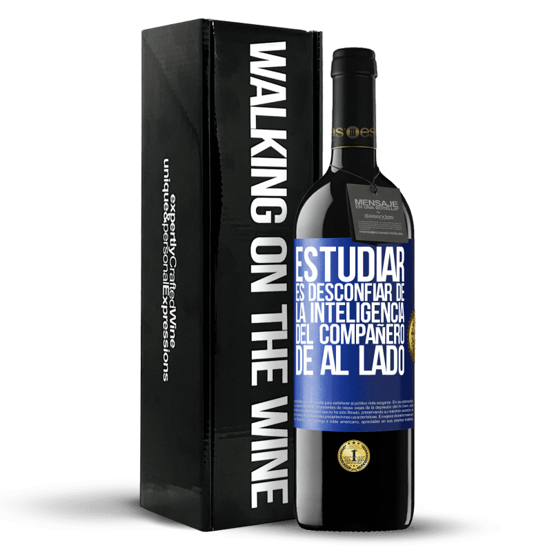 39,95 € Envío gratis | Vino Tinto Edición RED MBE Reserva Estudiar es desconfiar de la inteligencia del compañero de al lado Etiqueta Azul. Etiqueta personalizable Reserva 12 Meses Cosecha 2016 Tempranillo