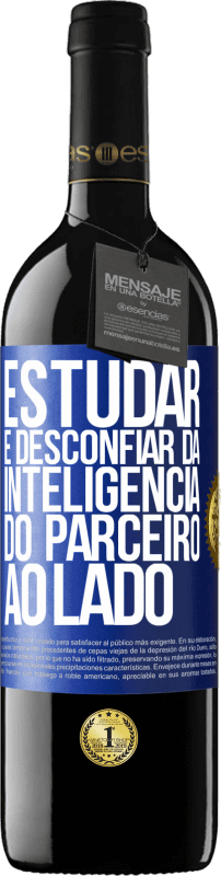 39,95 € | Vinho tinto Edição RED MBE Reserva Estudar é desconfiar da inteligência do parceiro ao lado Etiqueta Azul. Etiqueta personalizável Reserva 12 Meses Colheita 2015 Tempranillo