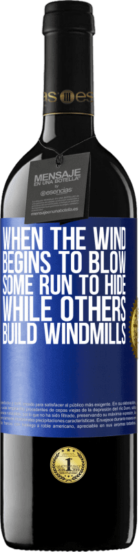 39,95 € | 赤ワイン REDエディション MBE 予約する 風が吹くと、隠れようとする人もいれば、風車を作る人もいます 青いタグ. カスタマイズ可能なラベル 予約する 12 月 収穫 2014 Tempranillo