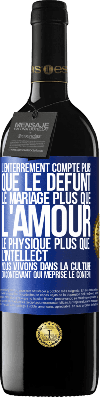 39,95 € | Vin rouge Édition RED MBE Réserve L'enterrement compte plus que le défunt, le mariage plus que l'amour, le physique plus que l'intellect. Nous vivons dans la cult Étiquette Bleue. Étiquette personnalisable Réserve 12 Mois Récolte 2016 Tempranillo