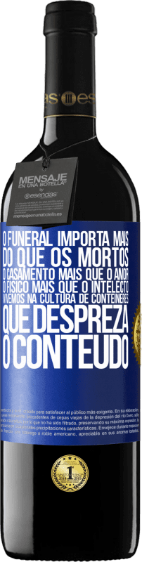 39,95 € | Vinho tinto Edição RED MBE Reserva O funeral importa mais do que os mortos, o casamento mais que o amor, o físico mais que o intelecto. Vivemos na cultura de Etiqueta Azul. Etiqueta personalizável Reserva 12 Meses Colheita 2015 Tempranillo