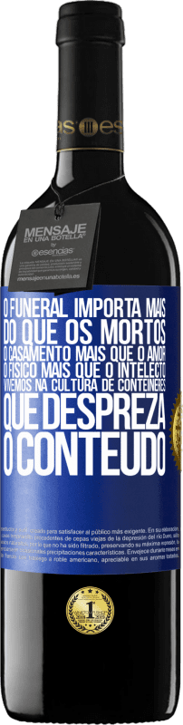 39,95 € | Vinho tinto Edição RED MBE Reserva O funeral importa mais do que os mortos, o casamento mais que o amor, o físico mais que o intelecto. Vivemos na cultura de Etiqueta Azul. Etiqueta personalizável Reserva 12 Meses Colheita 2016 Tempranillo