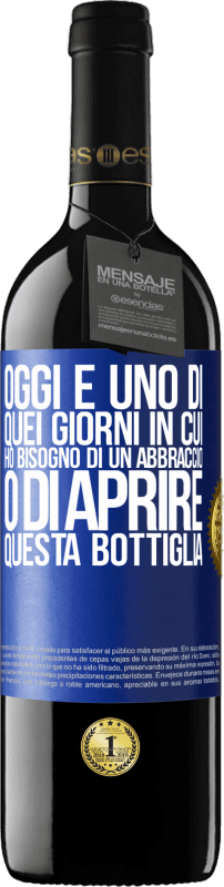 39,95 € | Vino rosso Edizione RED MBE Riserva Oggi è uno di quei giorni in cui ho bisogno di un abbraccio o di aprire questa bottiglia Etichetta Blu. Etichetta personalizzabile Riserva 12 Mesi Raccogliere 2016 Tempranillo