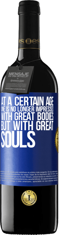 39,95 € | 红酒 RED版 MBE 预订 在某个年龄，人们不再对伟大的身体印象深刻，而是对伟大的灵魂印象深刻 蓝色标签. 可自定义的标签 预订 12 个月 收成 2014 Tempranillo