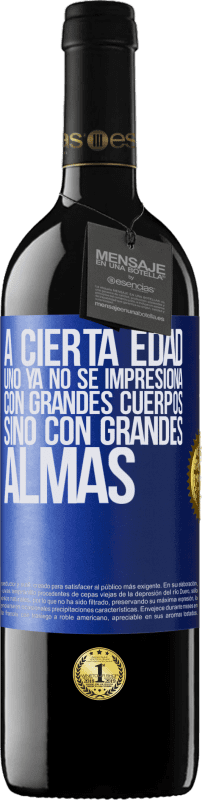 39,95 € Envío gratis | Vino Tinto Edición RED MBE Reserva A cierta edad uno ya no se impresiona con grandes cuerpos, sino con grandes almas Etiqueta Azul. Etiqueta personalizable Reserva 12 Meses Cosecha 2014 Tempranillo