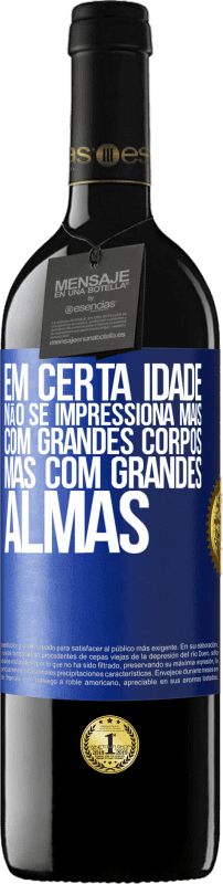 39,95 € | Vinho tinto Edição RED MBE Reserva Em certa idade, não se impressiona mais com grandes corpos, mas com grandes almas Etiqueta Azul. Etiqueta personalizável Reserva 12 Meses Colheita 2016 Tempranillo