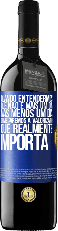 39,95 € | Vinho tinto Edição RED MBE Reserva Quando entendermos que não é mais um dia, mas menos um dia, começaremos a valorizar o que realmente importa Etiqueta Azul. Etiqueta personalizável Reserva 12 Meses Colheita 2015 Tempranillo