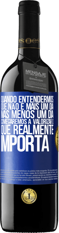 39,95 € | Vinho tinto Edição RED MBE Reserva Quando entendermos que não é mais um dia, mas menos um dia, começaremos a valorizar o que realmente importa Etiqueta Azul. Etiqueta personalizável Reserva 12 Meses Colheita 2016 Tempranillo