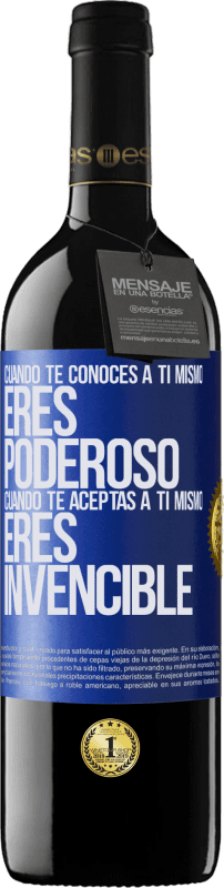 39,95 € Envío gratis | Vino Tinto Edición RED MBE Reserva Cuando te conoces a ti mismo, eres poderoso. Cuando te aceptas a ti mismo, eres invencible Etiqueta Azul. Etiqueta personalizable Reserva 12 Meses Cosecha 2016 Tempranillo