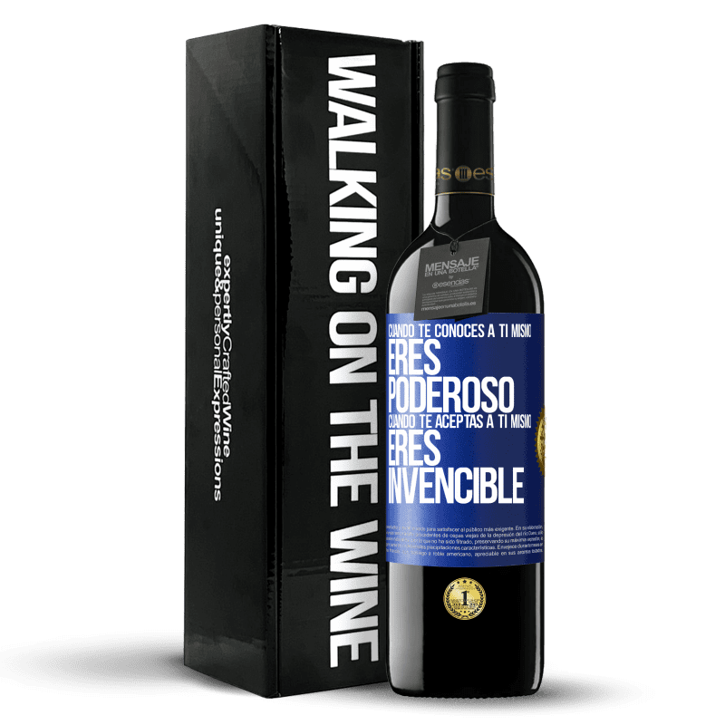 39,95 € Envío gratis | Vino Tinto Edición RED MBE Reserva Cuando te conoces a ti mismo, eres poderoso. Cuando te aceptas a ti mismo, eres invencible Etiqueta Azul. Etiqueta personalizable Reserva 12 Meses Cosecha 2015 Tempranillo