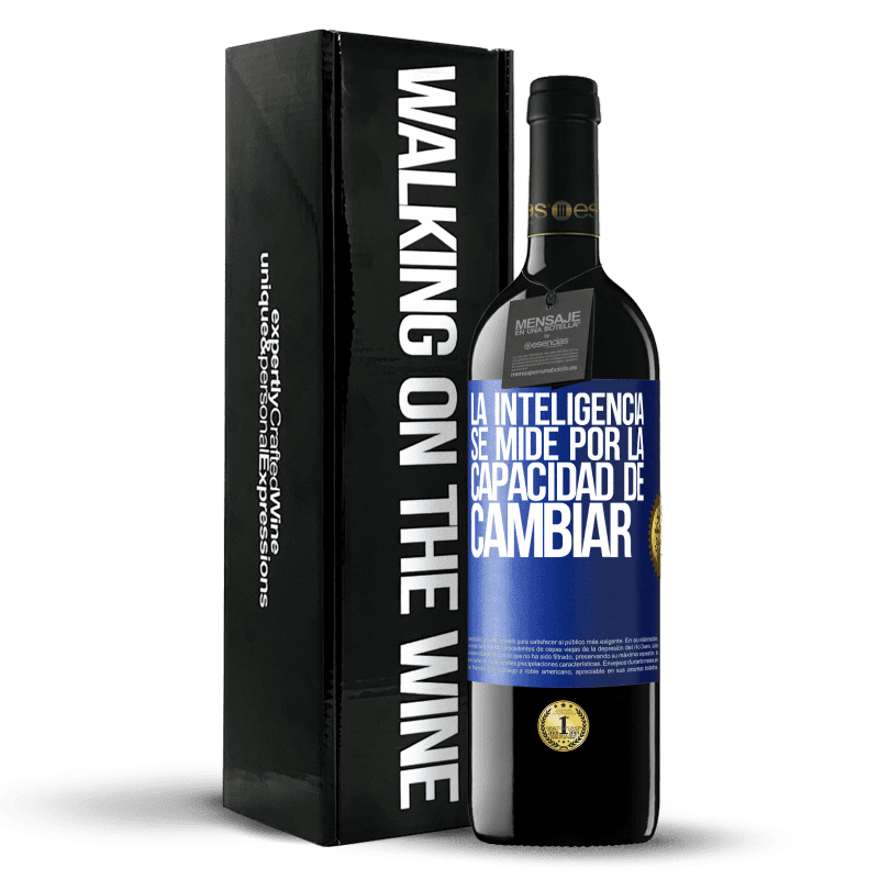 39,95 € Envío gratis | Vino Tinto Edición RED MBE Reserva La inteligencia se mide por la capacidad de cambiar Etiqueta Azul. Etiqueta personalizable Reserva 12 Meses Cosecha 2015 Tempranillo