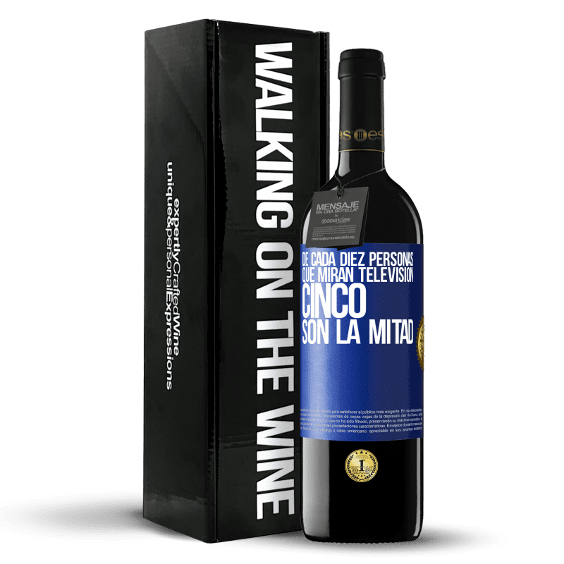 39,95 € Envío gratis | Vino Tinto Edición RED MBE Reserva De cada diez personas que miran televisión, cinco son la mitad Etiqueta Azul. Etiqueta personalizable Reserva 12 Meses Cosecha 2015 Tempranillo