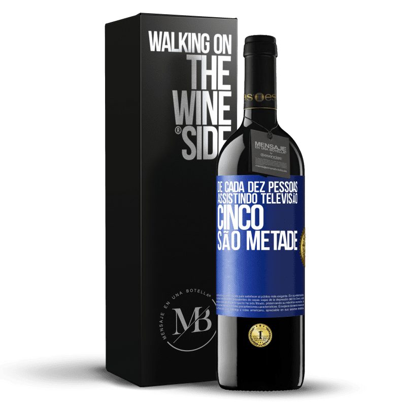 39,95 € Envio grátis | Vinho tinto Edição RED MBE Reserva De cada dez pessoas assistindo televisão, cinco são metade Etiqueta Azul. Etiqueta personalizável Reserva 12 Meses Colheita 2016 Tempranillo