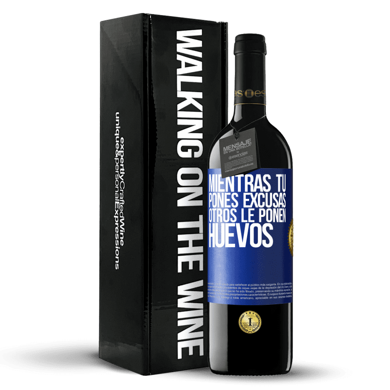 39,95 € Envío gratis | Vino Tinto Edición RED MBE Reserva Mientras tú pones excusas, otros le ponen huevos Etiqueta Azul. Etiqueta personalizable Reserva 12 Meses Cosecha 2015 Tempranillo