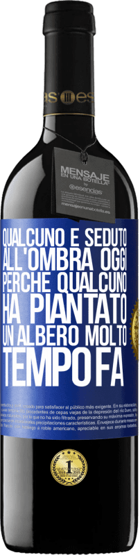 39,95 € Spedizione Gratuita | Vino rosso Edizione RED MBE Riserva Qualcuno è seduto all'ombra oggi, perché qualcuno ha piantato un albero molto tempo fa Etichetta Blu. Etichetta personalizzabile Riserva 12 Mesi Raccogliere 2014 Tempranillo