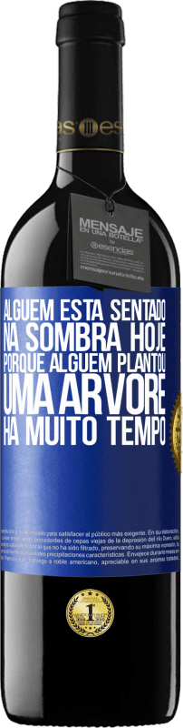 Envio grátis | Vinho tinto Edição RED MBE Reserva Alguém está sentado na sombra hoje, porque alguém plantou uma árvore há muito tempo Etiqueta Azul. Etiqueta personalizável Reserva 12 Meses Colheita 2014 Tempranillo