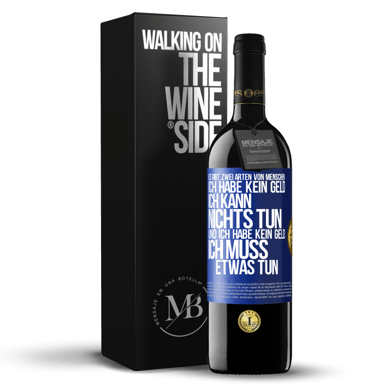 39,95 € Kostenloser Versand | Rotwein RED Ausgabe MBE Reserve Es gibt zwei Arten von Menschen: Ich habe kein Geld, ich kann nichts tun, und ich habe kein Geld, ich muss etwas tun Blaue Markierung. Anpassbares Etikett Reserve 12 Monate Ernte 2016 Tempranillo