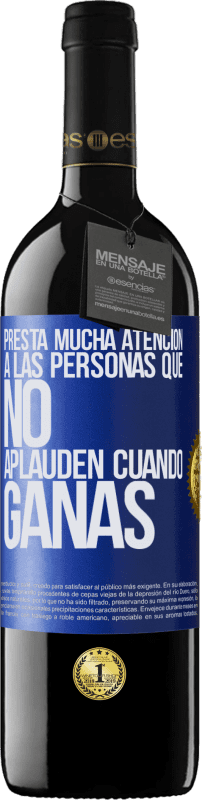 39,95 € | Vino Tinto Edición RED MBE Reserva Presta mucha atención a las personas que no aplauden cuando ganas Etiqueta Azul. Etiqueta personalizable Reserva 12 Meses Cosecha 2015 Tempranillo